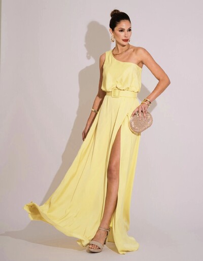 Foto Vestido Longo um Ombro com Busto Blousê e Fenda Amarelo Manteiga