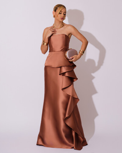 Foto Vestido de Festa Longo Tomara que Caia Babado Cascata Mocha Mousse