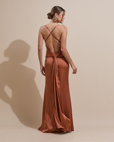 FotoVestido de Festa Longo Costas Abertas Laço Cetim Decote V Mocha Mousse