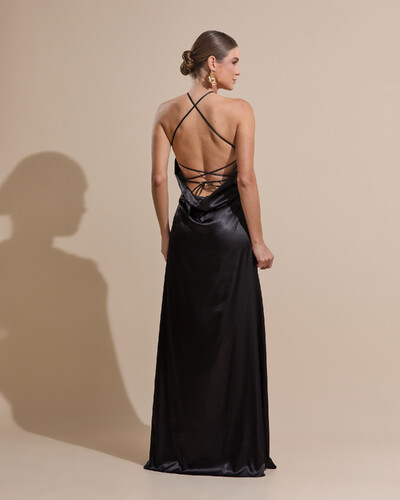 FotoVestido Longo de Cetim com Decote Triangular e Amarração nas Costas Degagê Preto