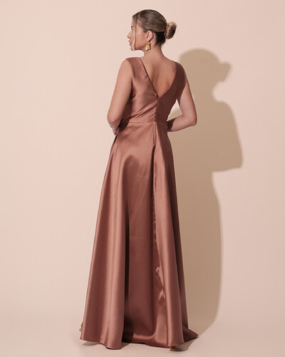 FotoVestido de Festa Longo Plus Size Zibeline Faixa e Flor Mocha Mousse