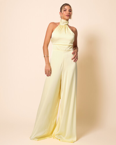 Foto Macacão de Festa Longo em Cetim Fluido com Gola Alta e Lenço Amarelo Manteiga