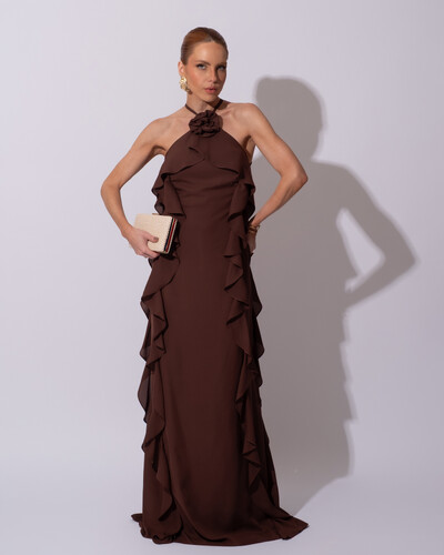 Foto Vestido de Festa Longo Crepe Chiffon Frente Única Babados Cascata e Flor Marrom