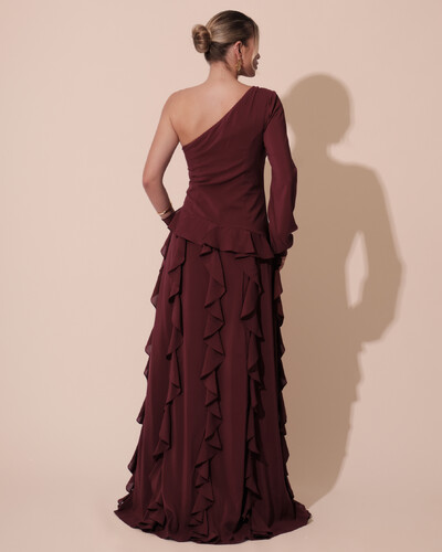 Foto Vestido de Festa Longo Crepe Um Ombro Só Manga Longa e Babados Cascata Fenda Marsala