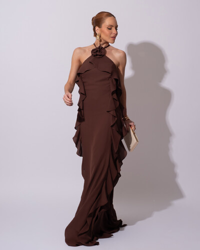 Foto Vestido de Festa Longo Crepe Chiffon Frente Única Babados Cascata e Flor Marrom