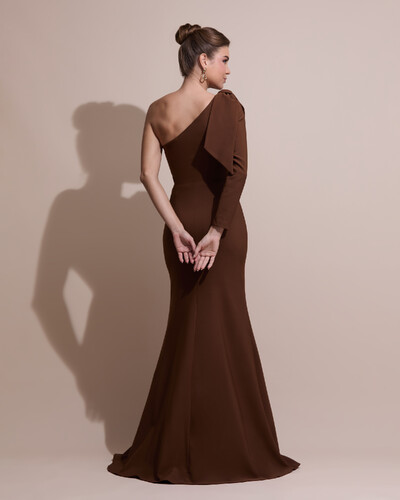 FotoVestido de Festa com Laço de Um Ombro em Alfaiataria Fenda Marrom