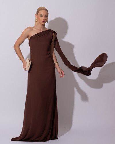 Foto Vestido de Festa Longo Crepe Chiffon Um Ombro Só Drapeado Lenço Fixo Marrom