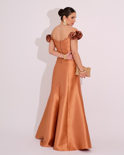 FotoVestido Longo de Festa Zibeline Ombro a Ombro com Flores e Fenda Mocha Mousse