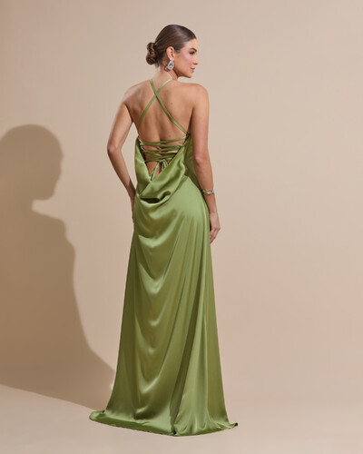 Foto Vestido Longo de Cetim com Decote Triangular e Amarração nas Costas Degagê Verde Pistache