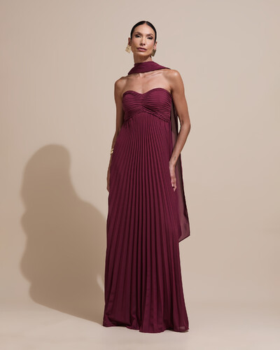 Foto Vestido de Festa Longo Tomara que Caia Plissado com Lenço Marsala Escuro