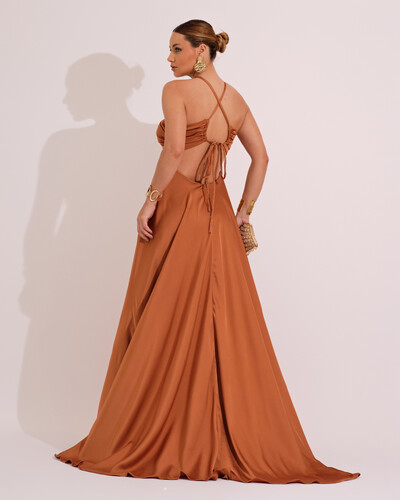 FotoVestido de Festa Longo Cetim Fluido Frente Única Costa Cruzada Mocha Mousse