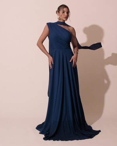 Foto Vestido de Festa Longo Crepe Chiffon Um Ombro Só Drapeado com Lenço Azul Marinho