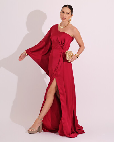 Foto Vestido Longo de Cetim Fluido uma Manga e Detalhe Torcido Marsala