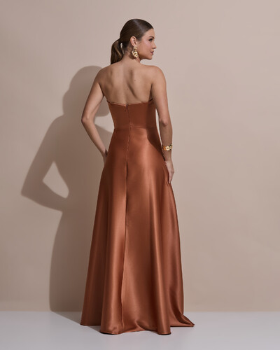Foto Vestido de Festa Longo Tomara que Caia Cetim Decote Coração Drapeado Mocha Mousse