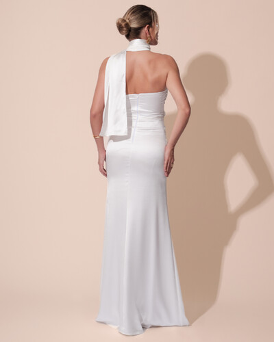 FotoVestido de Festa Longo Cetim Alfaiataria Tomara que Caia com Faixa Lenço Branco