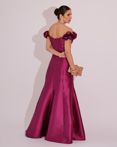 FotoVestido Longo de Festa Zibeline Ombro a Ombro com Flores e Fenda Fúcsia