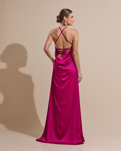 Foto Vestido Longo de Cetim com Decote Triangular e Amarração nas Costas Degagê Beterraba