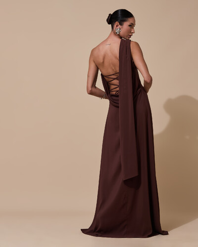Foto Vestido de Festa Longo Tomara que Caia Crepe Chiffon Lenço Drapeado Costas Trançada Marrom