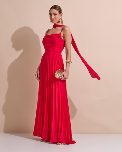 Foto Vestido de Festa Longo Crepe Chiffon Plissado Trançado e Lenço Vermelho