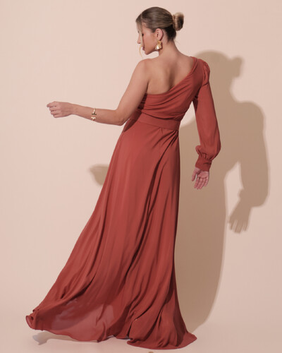 FotoVestido de Festa Longo um Ombro Só Manga Longa com Cinto Terracota