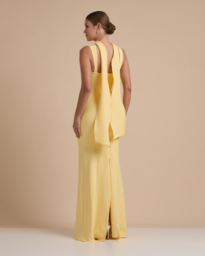 FotoVestido de Festa Longo Alfaiataria Alça Larga e Lenço Amarelo Manteiga