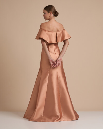 FotoVestido de Festa Longo Zibeline Ombro a Ombro com Babado Mocha Mousse New