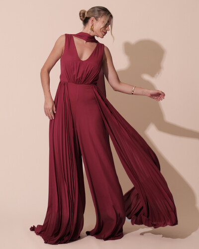 Foto Macacão de Festa Longo Crepe Pantalona Plissado e Lenço Cereja