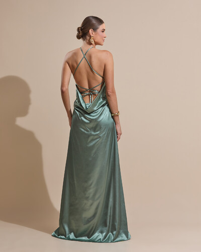 Foto Vestido Longo de Cetim com Decote Triangular e Amarração nas Costas Degagê Verde Oliva