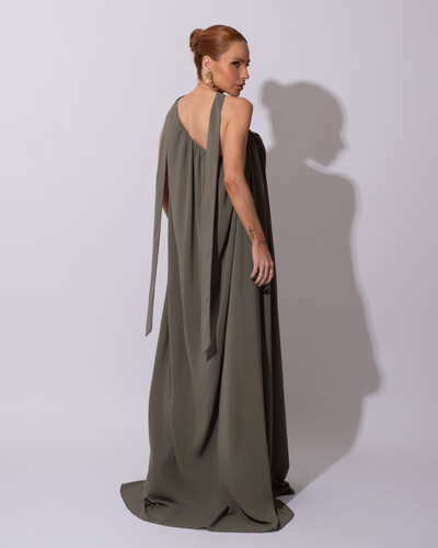 FotoVestido de Festa Longo Crepe Fluido um Ombro Só com Lenço Verde Oliva