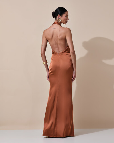 Foto Vestido de Festa Longo Frente Única Decote V Cetim Drapeado Faixa Mocha Mousse