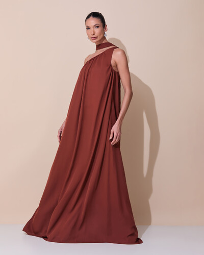 Foto Vestido de Festa Longo Crepe Fluido um Ombro Só com Lenço Marrom New