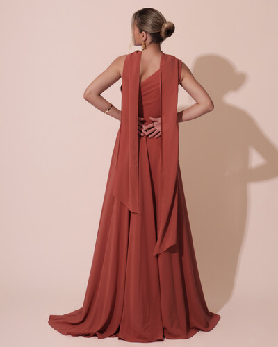 FotoVestido de Festa Longo Crepe Chiffon Um Ombro Só Drapeado com Lenço Terracota