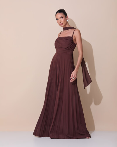 Foto Vestido de Festa Longo Crepe Chiffon Plissado Trançado e Lenço Marrom
