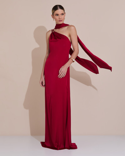 Foto Vestido de Festa Longo em Cetim Fluido um Ombro Só com Lenço Marsala