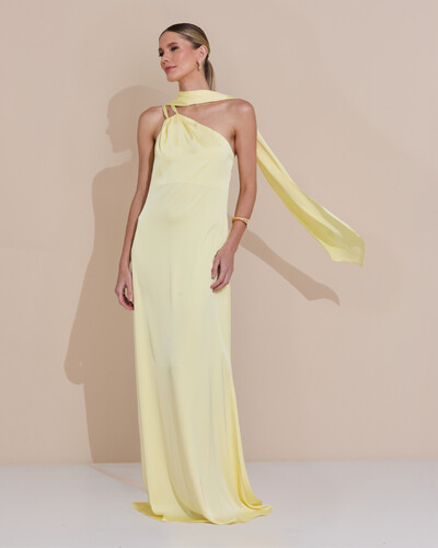 Foto Vestido de Festa Longo em Cetim Fluido um Ombro Só com Lenço Amarelo Manteiga