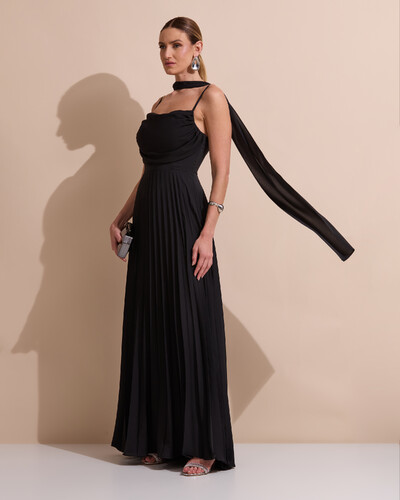 Foto Vestido de Festa Longo Crepe Chiffon Plissado Trançado e Lenço Preto