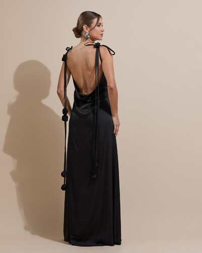 FotoVestido de Festa Longo Cetim Decote Degagê nas Costas e Flores 3D nas Alças Preto