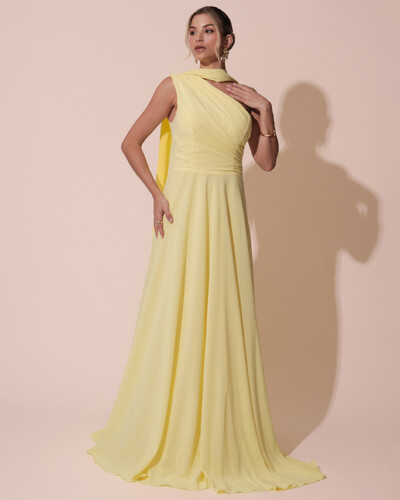 Foto Vestido de Festa Longo Crepe Chiffon Um Ombro Só Drapeado com Lenço Amarelo Manteiga