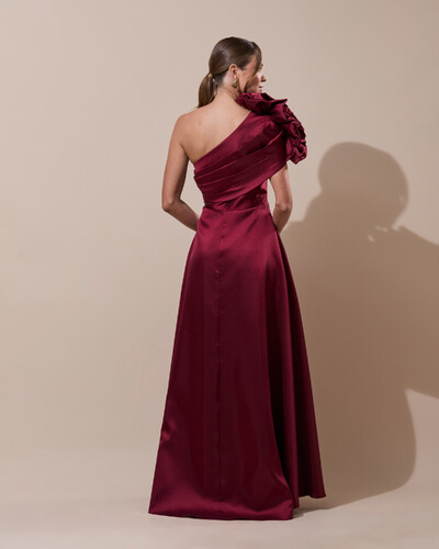 FotoVestido de Festa Longo Zibeline um Ombro Só Flor Drapeado Marsala Escuro