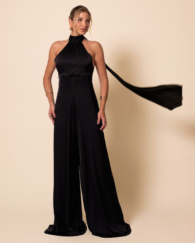 Foto Macacão de Festa Longo em Cetim Fluido com Gola Alta e Lenço Preto