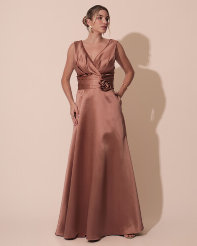 Foto Vestido de Festa Longo Plus Size Zibeline Faixa e Flor Mocha Mousse