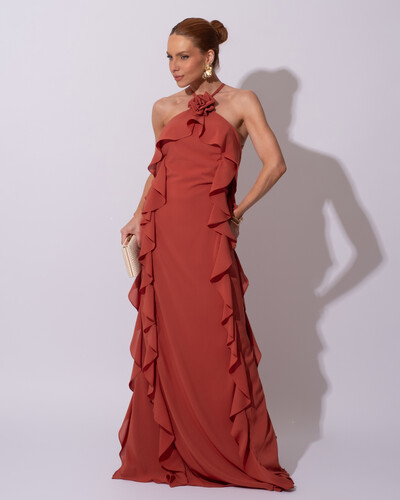 Foto Vestido de Festa Longo Crepe Chiffon Frente Única Babados Cascata e Flor Terracota