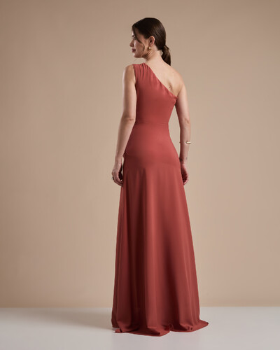 FotoVestido de Festa Longo Crepe Chiffon Um Ombro Só Drapeado com Babado Terracota