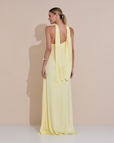 Foto Vestido de Festa Longo em Cetim Fluido um Ombro Só com Lenço Amarelo Manteiga