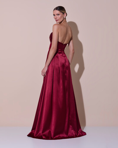 Foto Vestido de Festa Longo Tomara que Caia Cetim Decote Coração Fenda Marsala
