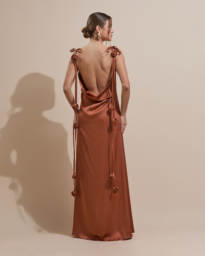 FotoVestido de Festa Longo Decote Degagê Costas Cetim Flores 3D Alças Mocha Mousse