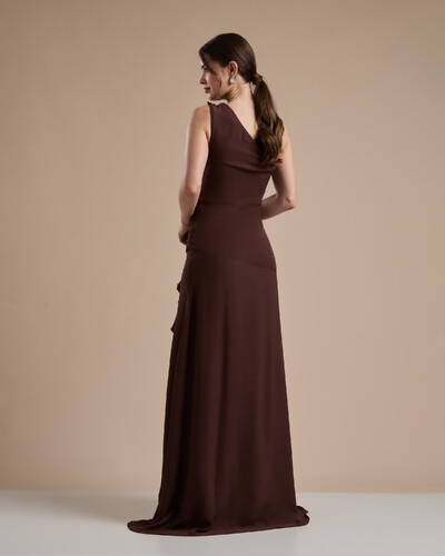 Foto Vestido de Festa Longo Crepe Chiffon Um Ombro Só Drapeado com Babado Cascata Marrom
