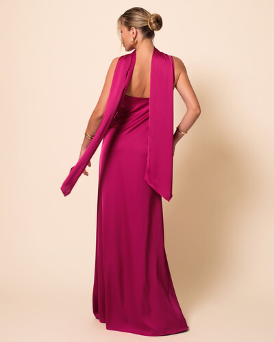 FotoVestido de Festa Longo em Cetim Fluido um Ombro Só com Lenço Beterraba