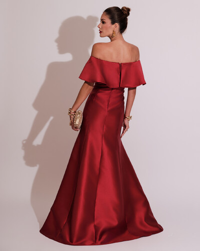 FotoVestido de Festa Longo Ombro a Ombro Zibeline com Babado Marsala