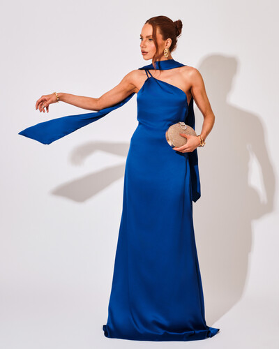 Foto Vestido de Festa Longo em Cetim Fluido um Ombro Só com Lenço Azul Royal